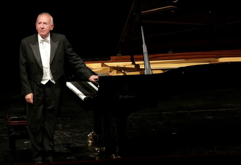 Moglie-e-figli-del-celebre-direttore-dorchestra-e-pianista-causa.jpg