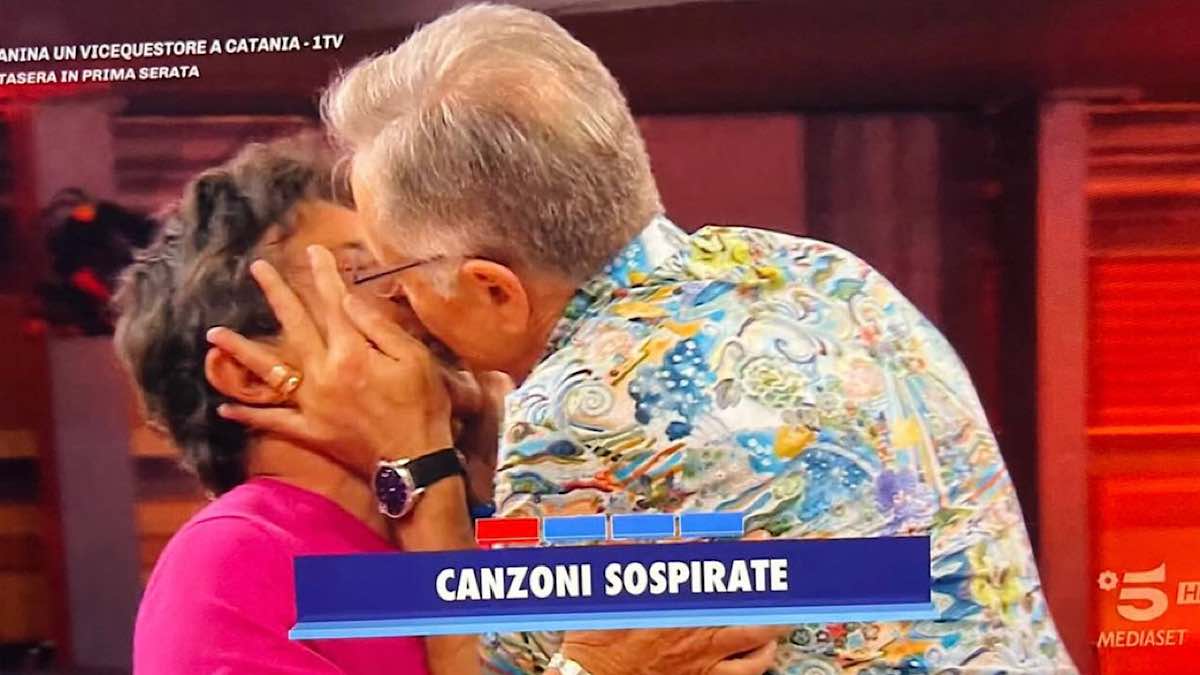 Paolo Bonolis sorprende Luca Laurenti con un bacio sulla bocca in “Avanti un altro”